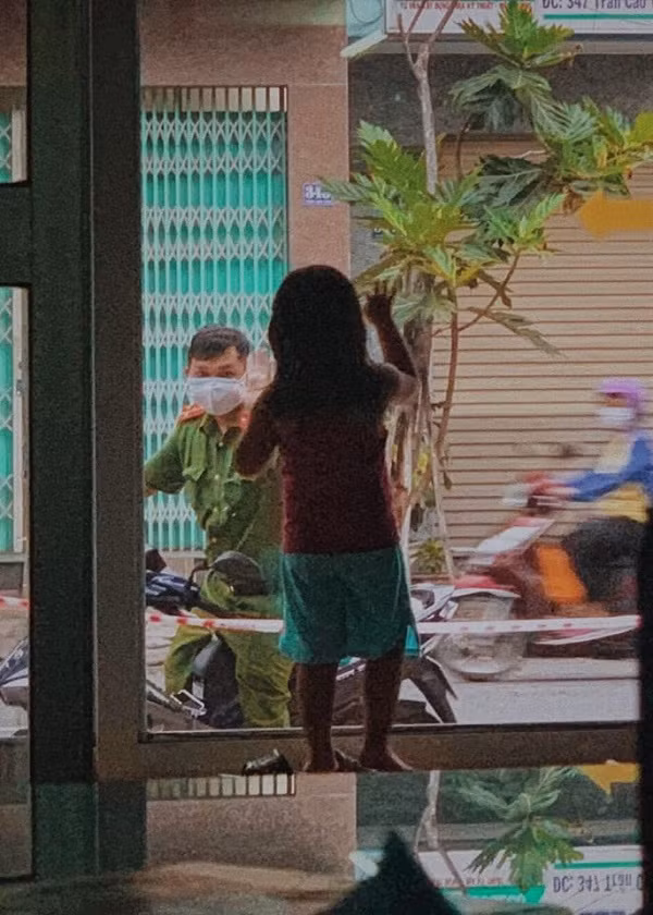 Theo những hình ảnh do một tài khoản Facebook đăng tải, cô bé mới chỉ 4,5 tuổi, đang hào hứng chạy ra khi thấy bố trở về nhà. Người bố mặc quân phục, đeo khẩu trang kín, chỉ ngồi trên xe và đỗ trước cửa chứ không bước vào trong.