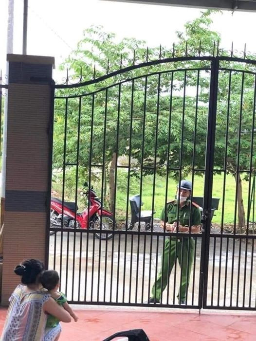 Hình ảnh người chiến sĩ công an Đà Nẵng tạt qua nhà thăm con chỉ đứng nhìn từ xa, khiến nhiều người xúc động. Anh chỉ có thể nhìn mặt người thân một chút rồi trở lại làm nhiệm vụ.