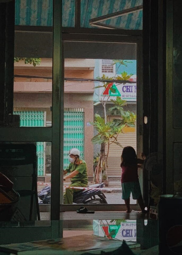 Những tấm hình chụp một cô con gái bé nhỏ đón bố ghé qua nhà theo cái cách rất an toàn mùa COVID mới đây được dân mạng chia sẻ chóng mặt, đây chính là một ví dụ điển hình cho khoảnh khắc làm lay động lòng người mùa chống dịch COVID-19.