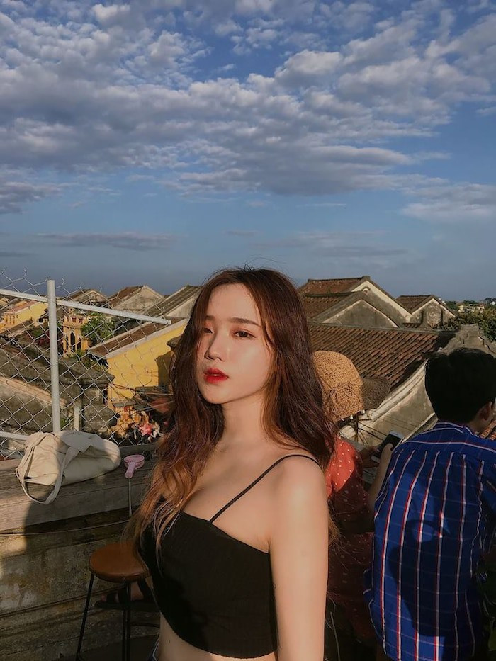Cô bạn có tên Phạm Châu Hồng Vân đến từ Đà Nẵng là cái tên không còn quá xa lạ với giới trẻ Việt. Cô nàng này là người từng gây sốt MXH với bức ảnh thẻ hoàn hảo của mình.