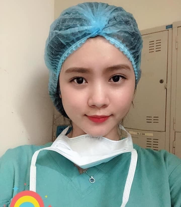 Trần Huyền Thảo An là cô sinh viên Đà Nẵng nổi tiếng MXH. Hiện cô nàng học năm thứ 5 khoa Y - Đại học Duy Tân. Trong làn sóng COVID-19 đợt 1, cả cộng đồng phải ngưỡng mộ khi hot girl tự nguyện làm đơn xin chăm sóc bệnh nhân cách ly dịch.