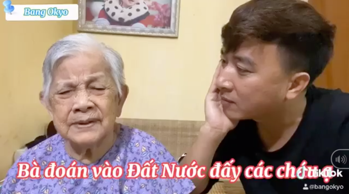 Trong clip mới nhất, bà cụ chia sẻ rằng "Bà chúc các cháu lớp 12 năm nay thi tốt nhé. Bà đoán vào bài Đất Nước đấy các cháu ạ. Nhưng mà hên xui thôi, đừng có tin nha!" Nhưng không thể ngờ, lời bà nói lại đúng chính xác tác phẩm Văn học đã ra.