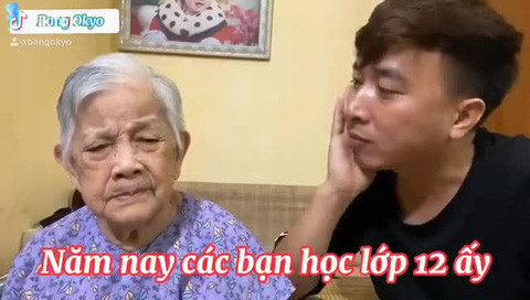 Ngoài Đen Vâu cũng dự đoán đúng đề thi, một nhân vật khác cũng từng "tiên tri" bài Đất Nước. Đó là bà cụ hơn 90 tuổi ở Tuyên Quang, người được nhiều dân mạng thân thương gọi với biệt danh "cô gái Việt Nam".