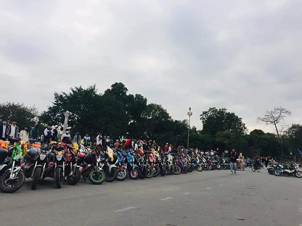 Hành động tụ tập đông người trong thời điểm dịch COVID-19 nhanh chóng trở thành chủ đề khiến cư dân mạng hết sức quan ngại.