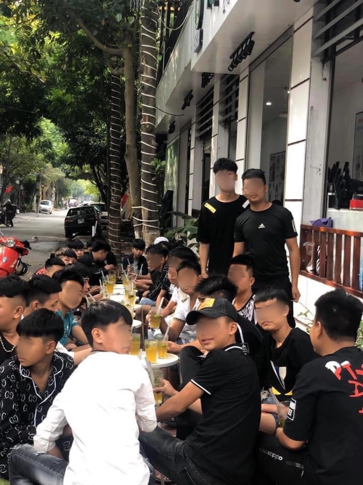 Mới đây, cư dân mạng vô cùng phẫn nộ trước những hình ảnh một nhóm bạn trẻ Vĩnh Phúc tổ chức buổi offline hội xe điện, mặc dù trước đó đã được khuyến cáo không nên tụ tập nơi đông người phòng dịch COVID-19 lây lan.