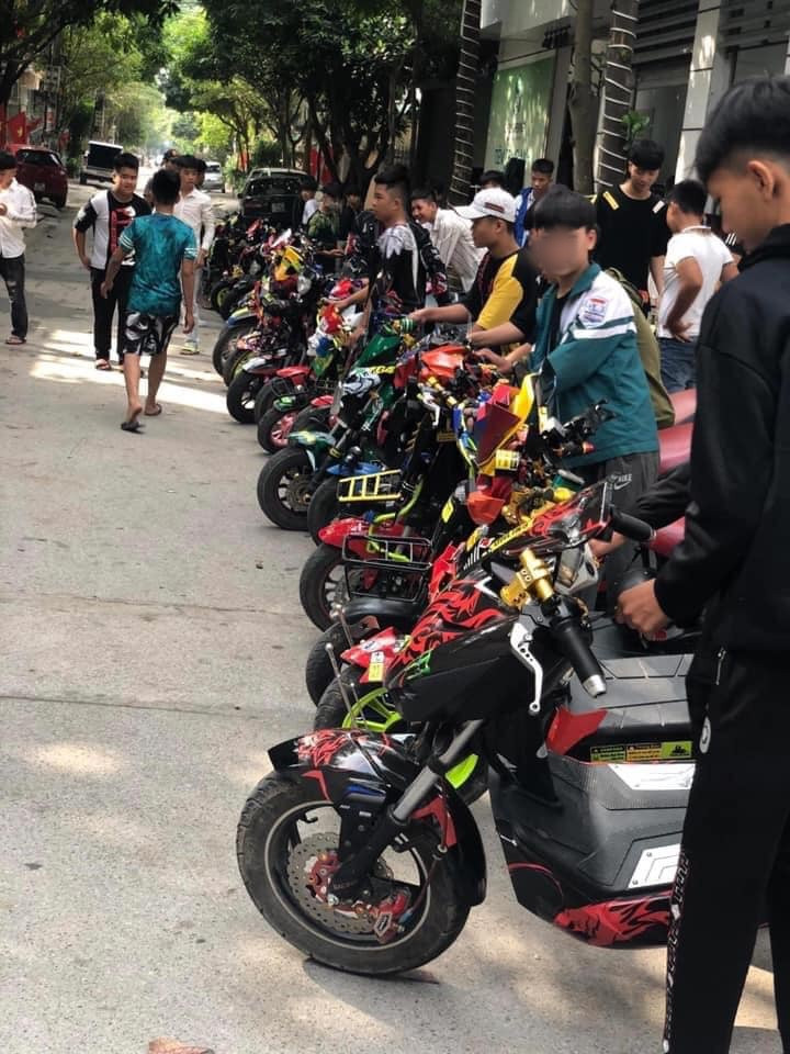 Theo như chia sẻ trên MXH, buổi offline team xe điện này đã thu hút nhiều bạn trẻ tham gia, phần lớn là ở độ tuổi học sinh.