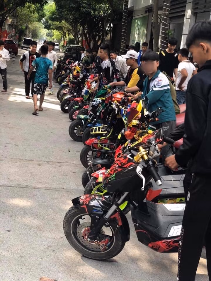 Theo như chia sẻ trên MXH, buổi offline team xe điện này đã thu hút nhiều bạn trẻ tham gia, phần lớn là ở độ tuổi học sinh.