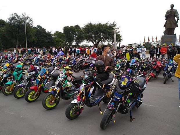 Trước đó, cộng đồng mạng đã từng tranh cãi, phẫn nộ trước cảnh hàng trăm học sinh tại Nam Định tổ chức buổi "off team" xe đạp điện tại khu vực quảng trường Mùng Ba Tháng Hai cạnh hồ Vị Xuyên.