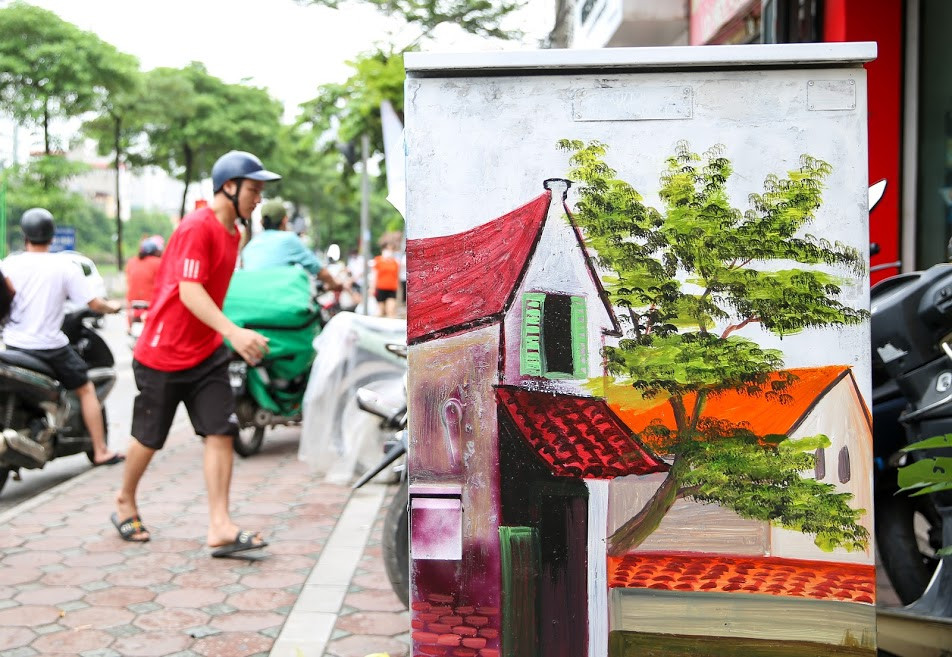 Những chiếc bốt điện trên khu vực thành phố Hà Nội thời gian qua đã được "thay áo mới" bằng những bức tranh ý nghĩa, mang thông điệp lớn cho cộng đồng