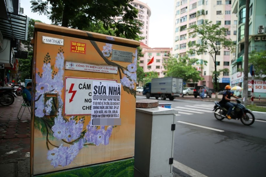 Những hình ảnh này sau khi chia sẻ lên MXH đã nhận về không ít bình luận thể hiện sự phẫn nộ và thất vọng. Đồng thời, họ hy vọng có thể tìm thấy người có hành động thiếu ý thức này để bắt họ tự xoá đi những hình vẽ bậy.