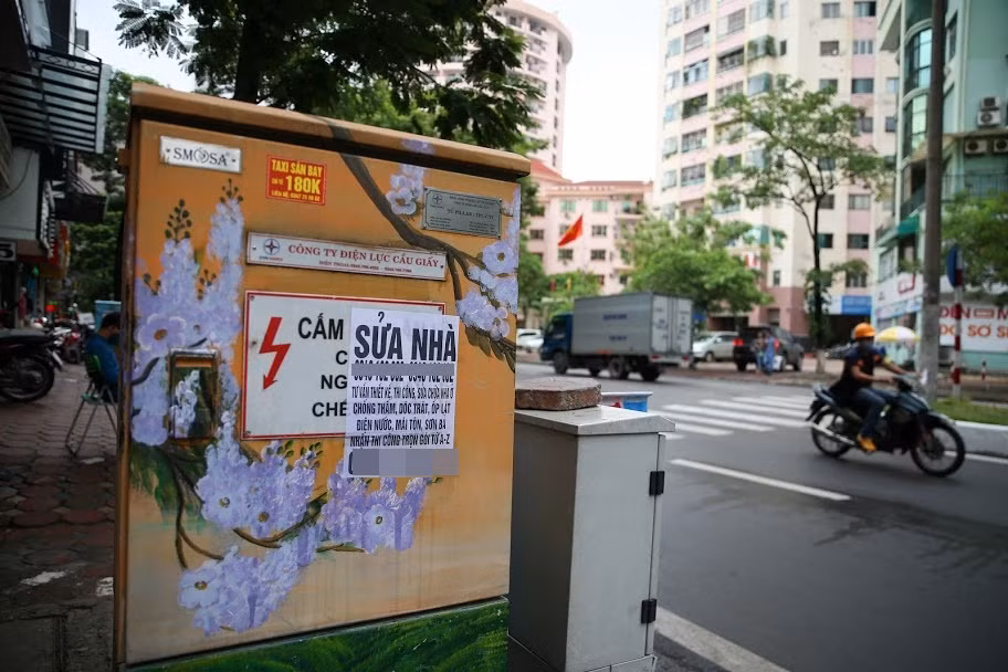 Những hình ảnh này sau khi chia sẻ lên MXH đã nhận về không ít bình luận thể hiện sự phẫn nộ và thất vọng. Đồng thời, họ hy vọng có thể tìm thấy người có hành động thiếu ý thức này để bắt họ tự xoá đi những hình vẽ bậy.