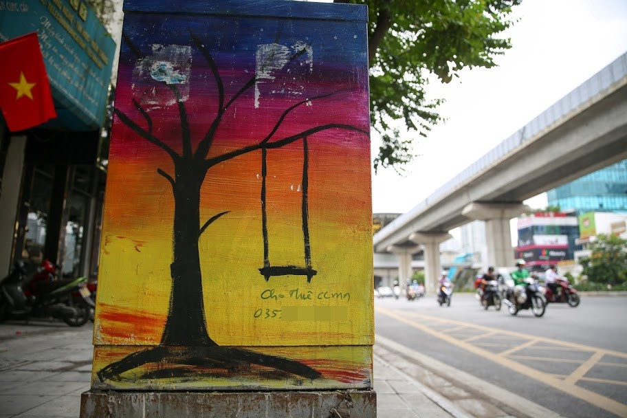 Thậm chí, có người còn dùng bút viết lên bốt điện làm mất mỹ quan đô thị.