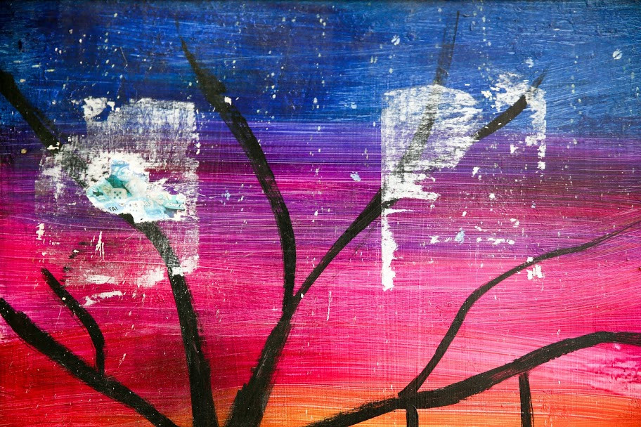 Hình ảnh bốt điện mới sơn đã bị dán bậy khiến dân mạng bức xúc.