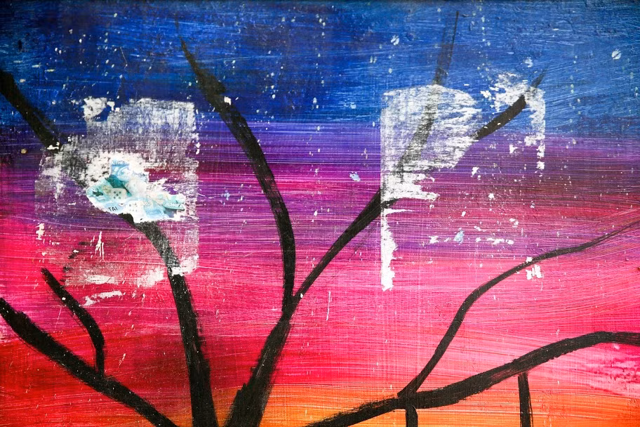 Hình ảnh bốt điện mới sơn đã bị dán bậy khiến dân mạng bức xúc.