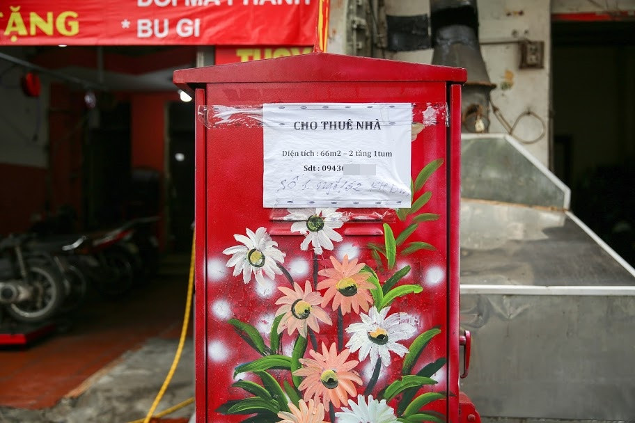 Tuy nhiên khoác áo mới chưa được bao lâu, những bốt điện này đã bị những cá nhân, tổ chức làm bẩn bằng cách dán giấy, thông báo... một cách gọi là miễn phí.