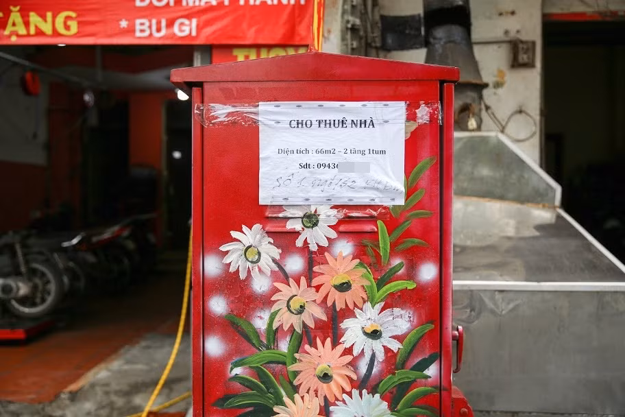 Tuy nhiên khoác áo mới chưa được bao lâu, những bốt điện này đã bị những cá nhân, tổ chức làm bẩn bằng cách dán giấy, thông báo... một cách gọi là miễn phí.