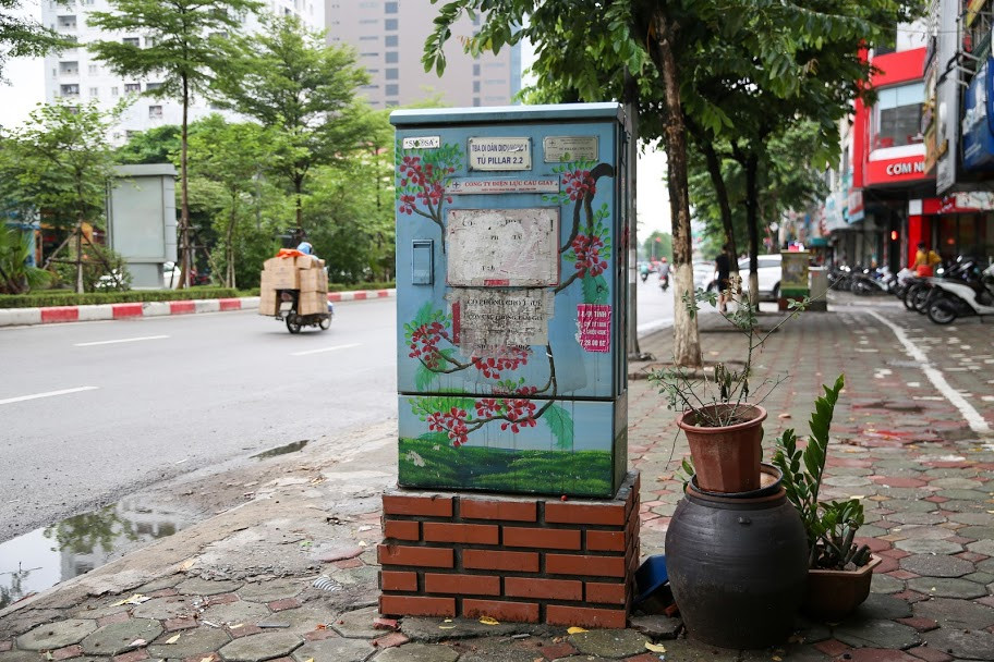 Dù đã được đề biển cảnh báo nguy hiểm, nhưng nhiều người vẫn cố tình dán đè lên đó những dòng chữ quảng cáo.