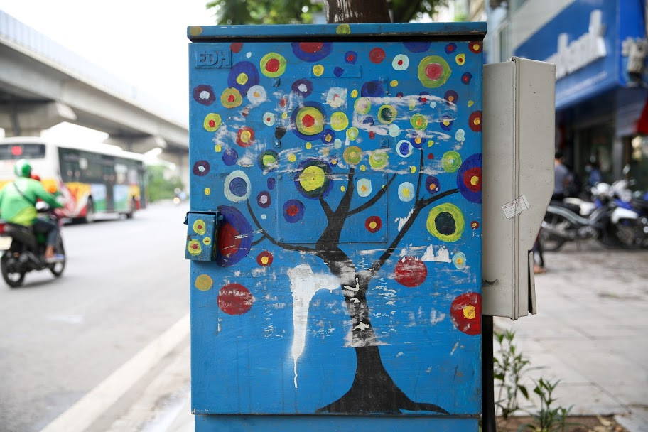 Những chiếc tủ điện tại Hà Nội sau khi được "thay áo mới" nhanh chóng nhận được sự ủng hộ của người dân. Tuy nhiên, sau một thời gian ngắn ngủi đến nay đã bị nhiều người vô ý thức vẽ bậy lên.