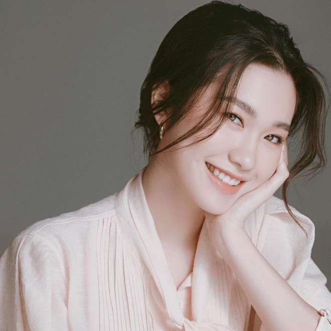 Hải My sở hữu nhan sắc dịu dàng, thuần khiết nhưng không kém phần hiện đại, trẻ trung cùng với thân hình thon gọn và nước da trắng trẻo.