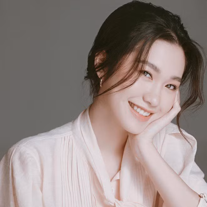 Hải My sở hữu nhan sắc dịu dàng, thuần khiết nhưng không kém phần hiện đại, trẻ trung cùng với thân hình thon gọn và nước da trắng trẻo.