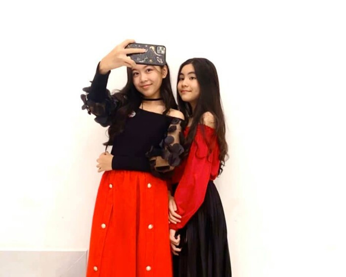 Hạt Dẻ sở hữu chiếc má lúm đồng tiền duyên dáng từ mẹ cùng ánh nhìn lém lỉnh hơn hẳn cô chị.