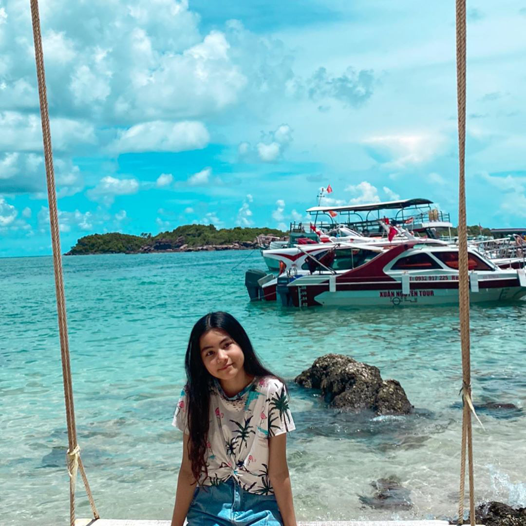 Hạt Dẻ và Lọ Lem đều được mẹ để tóc dài nên trông càng nữ tính và dịu dàng hơn. Mời quý độc giả đón xem thêm video Quyền Linh dốc túi để tặng người nghèo - Nguồn: VTC NOW