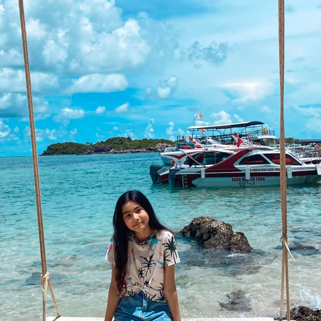 Hạt Dẻ và Lọ Lem đều được mẹ để tóc dài nên trông càng nữ tính và dịu dàng hơn. Mời quý độc giả đón xem thêm video Quyền Linh dốc túi để tặng người nghèo - Nguồn: VTC NOW