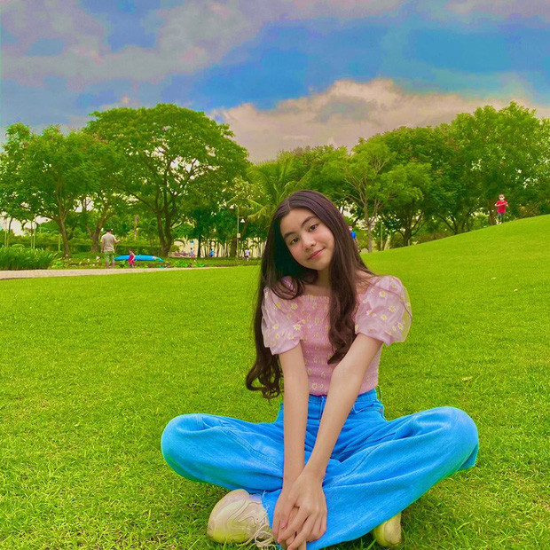 Mới đây, bà xã Dạ Thảo của MC Quyền Linh đã khoe những hình ảnh mới nhất đánh dấu tuổi 12 của con gái út Hạt Dẻ, tên thật là Mai Thảo Ngọc. Dù đang nhỏ tuổi nhưng cô bé đã sở hữu vẻ đẹp cực ấn tượng, không kém cạnh gì chị Lọ Lem.