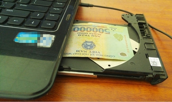 Cách giấu "quỹ đen" mới của các ông chồng khi sở hữu laptop. Tuy nhiên, một số dòng laptop gần đây đã không còn ổ đĩa đi kèm. Mời quý độc giả đón xem thêm video Con gái làm lộ “quỹ đen” của bố vì đánh vỡ chiếc bình quý - Nguồn: KÊNH VTC14