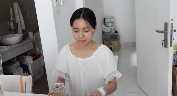 Trong vòng 10 ngày đầu tiên sau phẫu thuật, Trang Anna không được nói nhiều cũng không thể nhai được. Vì vậy mà mỗi ngày đều phải ăn sinh tố và uống sữa.