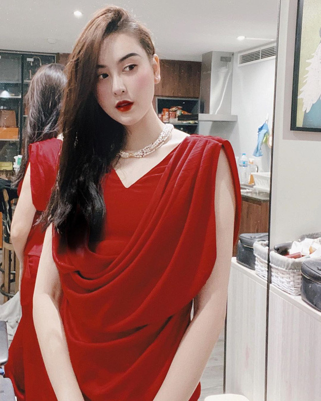 Ca phẫu thuật trị giá tận 8.000$ này đã khiến cho khuôn mặt của Hà Lade trông trẻ ra khá nhiều.