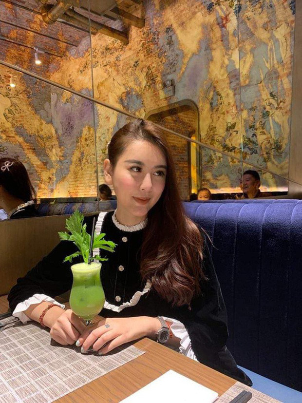 Hà Lade từng khiến dân tình xôn xao khi tự tay đăng lên mạng hình ảnh với gương mặt cùng phần mũi sưng vù khi đi hạ gò má và cấy mỡ lên mặt.