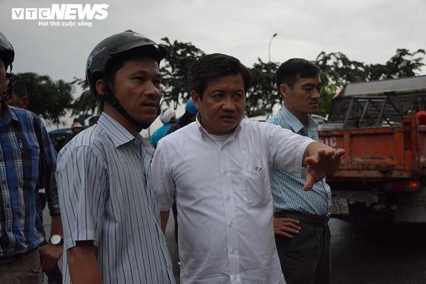Nguoi 'coi ao tu quan' van giup dan, ke duong nhiem lai lo cho loi ich ban than-Hinh-2