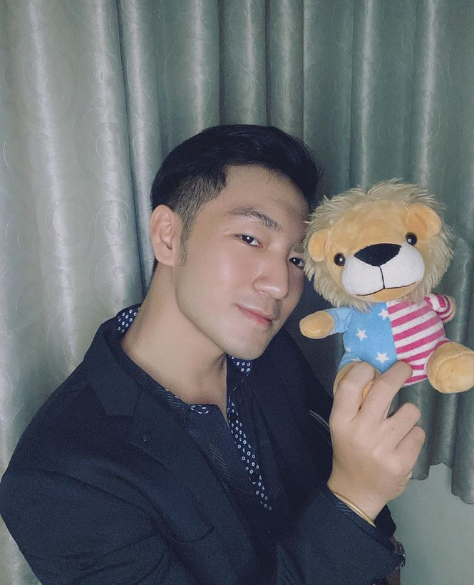 Nhiều bạn nghĩ rằng học qua MXH TikTok chắc chỉ đủ thời gian ngắm thầy, vì mỗi video kéo dài 60 - 90 giây, nhưng sự thật không phải vậy đâu. Thầy Phát chủ yếu chia sẻ một số kiến thức tiếng Anh mà các bạn học sinh dễ nhầm lẫn, chẳng hạn như phân biệt giữa arrive in và arrive at, nhấn trọng âm, thành ngữ... Với những ngữ pháp bao quát hơn, thầy Phát livestream trên Facebook để thuận tiện trả lời câu hỏi tương tác của người xem.