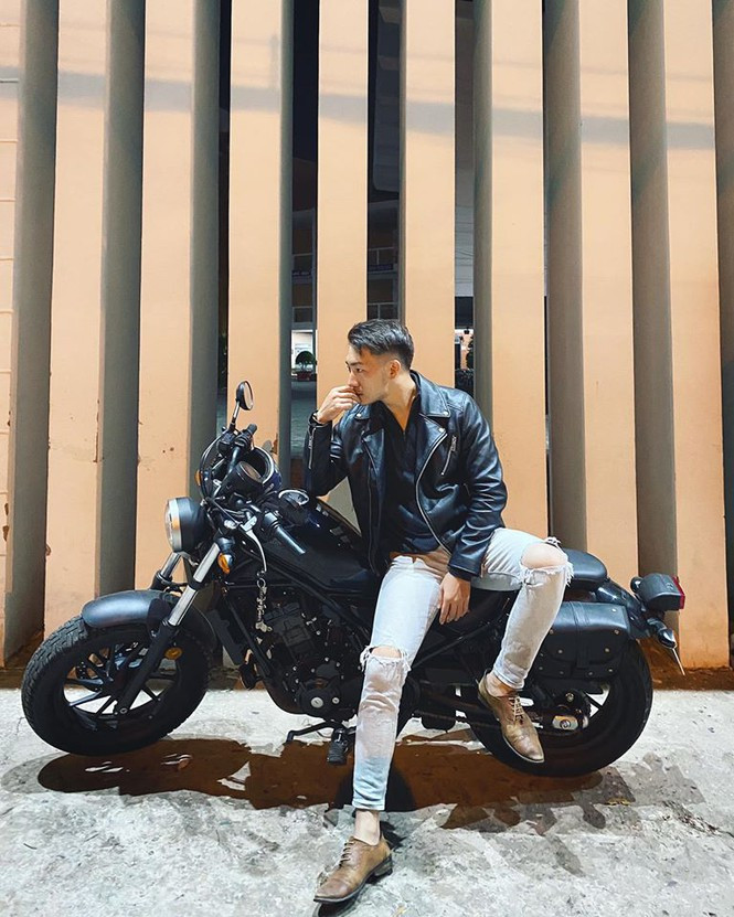 Trái ngược với chú khủng long là hình ảnh soái ca thường ngày.