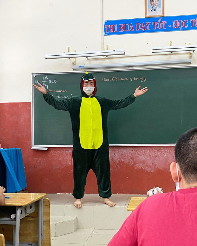 Bên cạnh kiến thức, lối nói chuyện hấp dẫn và ngoại hình điển trai của thầy cũng là một điểm cộng khiến hội teen chú ý đấy! Thầy giảng bài siêu ngắn gọn nên người xem dễ nắm bắt kiến thức trọng tâm, cách truyền tải nội dung thú vị giúp chúng mình dễ nhớ bài hơn.