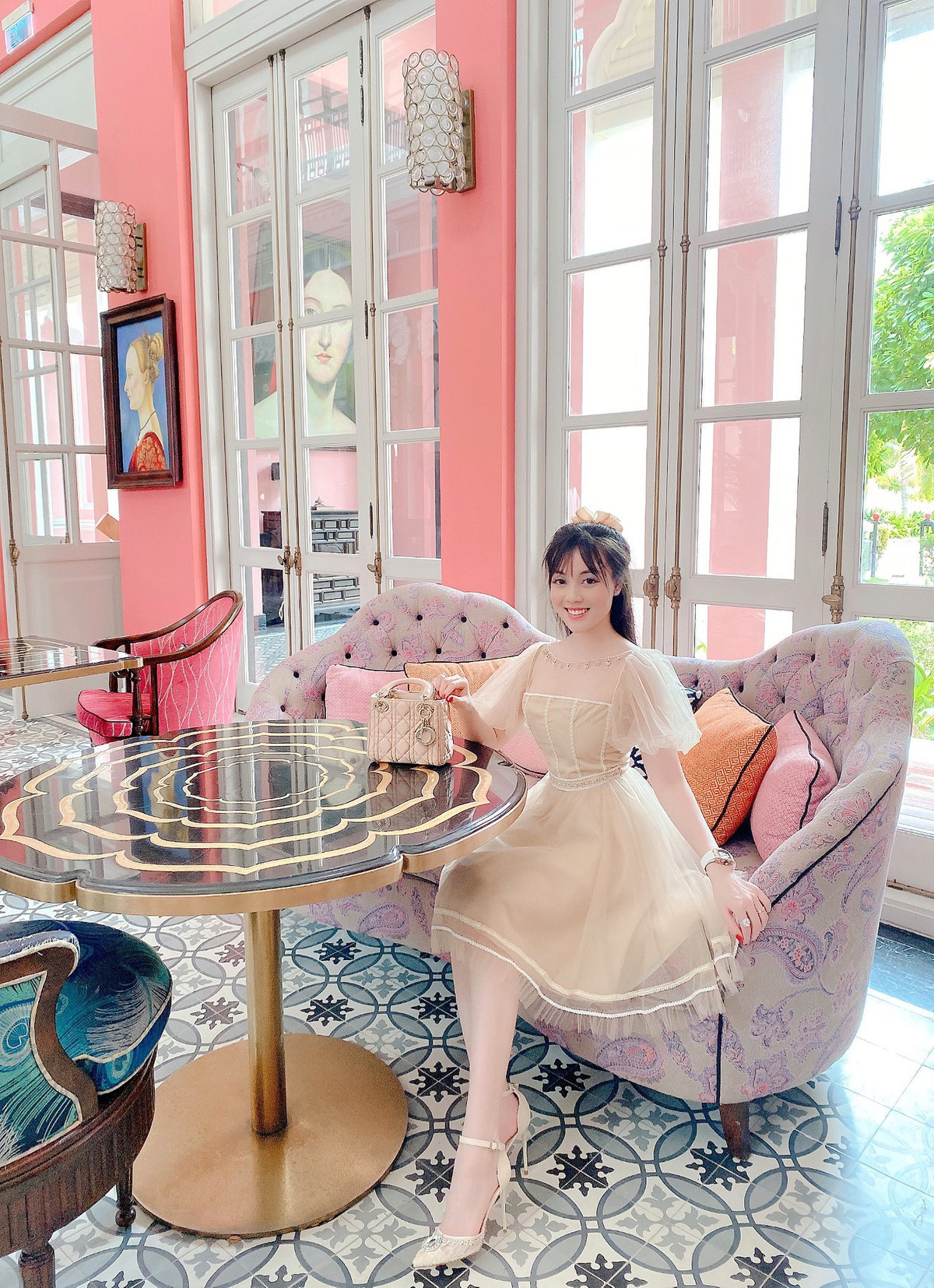 Hà My tốt nghiệp chuyên ngành Sư phạm tại trường Đại học Ngoại Ngữ - Đại học Quốc gia Hà Nội. Sau đó, cô tiếp tục học lên Thạc sĩ và trở thành giảng viên tiếng Pháp tại ngôi trường này.