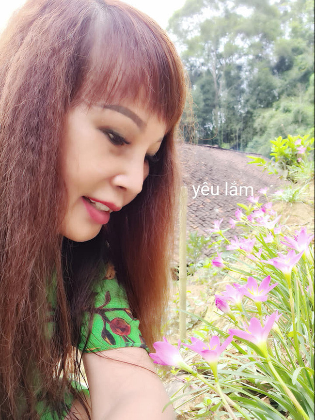 Tuy vậy, bên cạnh đó cũng có không ít bình luận rằng hơi khó tin vào diện mạo hiện tại của "cô dâu 62" Thu Sao khi mà làn da quá nhẵn mịn đến mức bất bình thường. Nhiều người cho rằng cô đang quá lạm dụng phần mềm chỉnh ảnh nên mới có được nhan sắc như vậy.