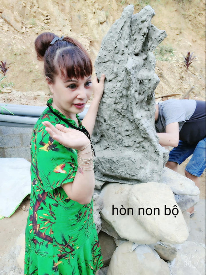 Với những bức ảnh mới, có thể thấy gương mặt của "cô dâu 62 tuổi Cao Bằng" có sự cân đối hơn trước khá nhiều.