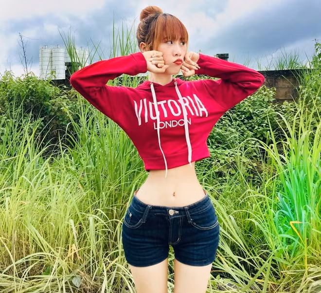 Su Naing (23 tuổi) là cái tên nổi tiếng trên mạng xã hội nhờ những bức ảnh khoe vòng eo siêu nhỏ. Cô gái người Myanmar từng chia sẻ sở hữu vòng 2 khoảng 34,7 cm và đang cố gắng để nhỏ hơn con số 33 cm của Ethel Granger, người giữ kỷ lục Guinness nhờ có vòng eo nhỏ nhất thế giới.