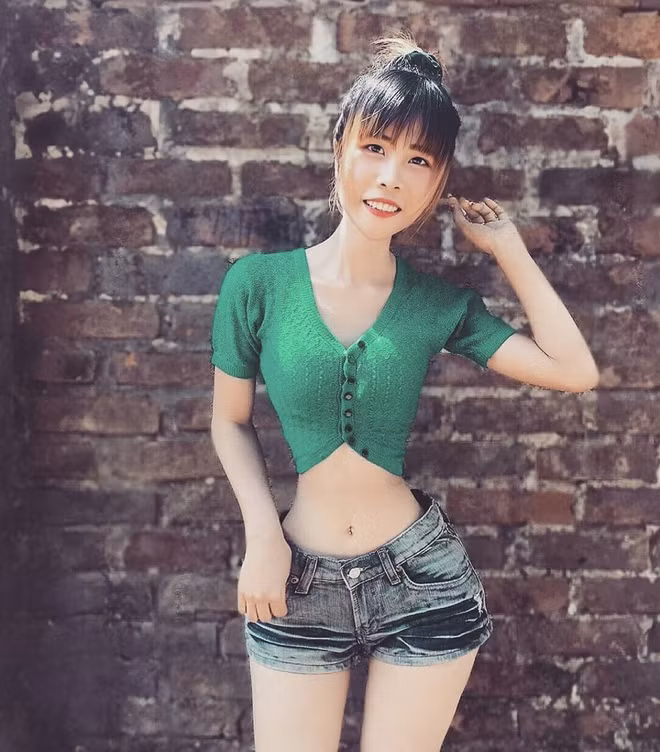 Một số dân mạng còn đặt nghi vấn Su Naing đã sử dụng các biện pháp cực đoan như phẫu thuật cắt xương sườn hoặc mặc corset nhiều năm để tạo khung cho phần thân giữa. Trước đó, nhiều cô gái khác có vòng eo nhỏ tương tự cũng từng thú nhận đã áp dụng những cách này để duy trì vóc dáng.