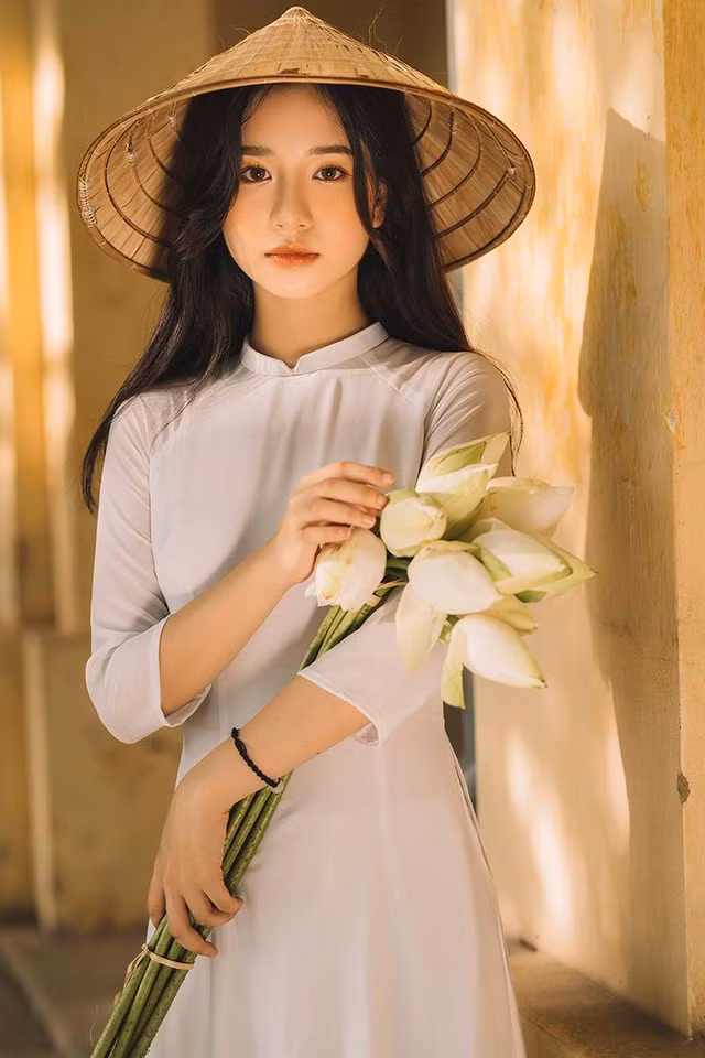 Nữ sinh FPT gây ấn tượng mạnh với làn da trắng mịn, đôi mắt to tròn, sống mũi cao thẳng và nét đẹp thanh tú.