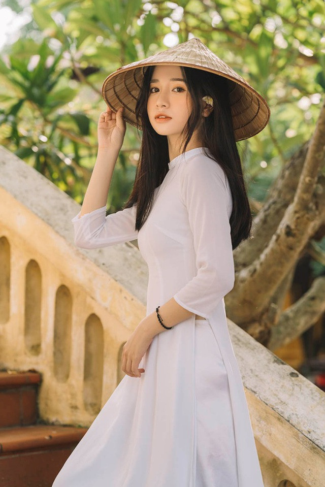 Mai Linh là nữ sinh khá nổi bật trong trường, đặc biệt nhờ nhan sắc trong trẻo, nụ cười tỏa nắng nên cô nàng đã "đốn tim" bao chàng trai.