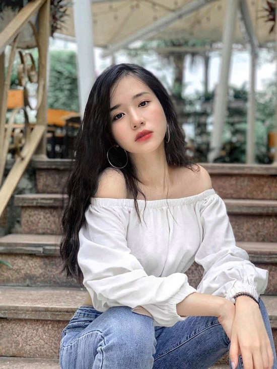 Theo bạn bè nhận xét, Mai Linh là người vui vẻ, hòa đồng, nhiệt tình tham gia nhiều hoạt động của lớp, của trường. Mời quý độc giả đón xem thêm video Nữ sinh nói 7 thứ tiếng ngại nổi tiếng - Nguồn: KÊNH VTC1