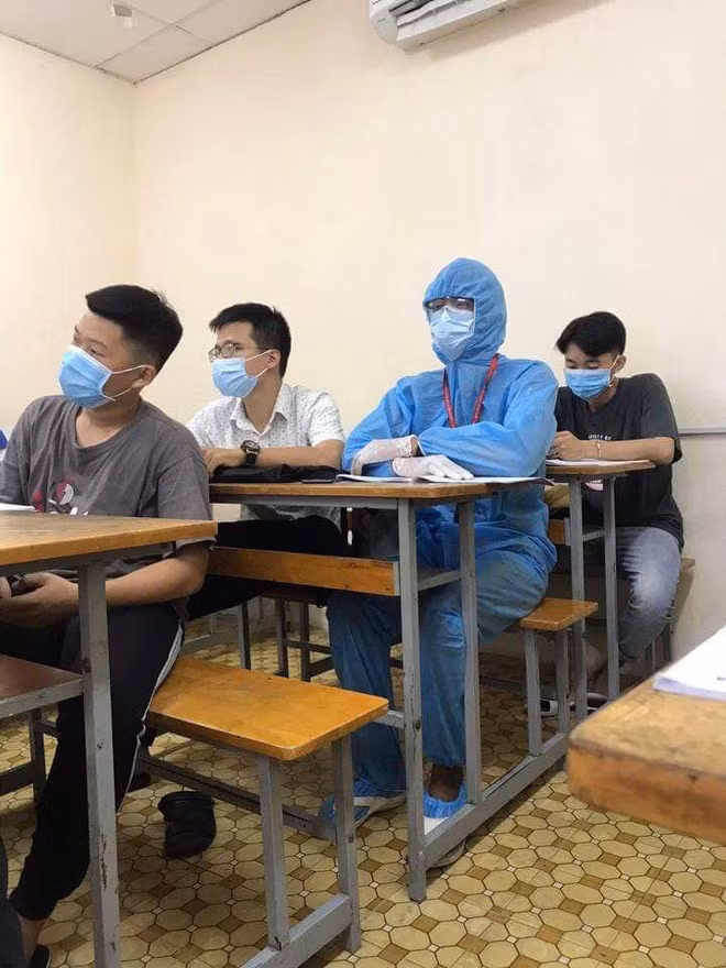 Tuy nhiên, sau khi thấy 2 bóng dáng màu xanh này ngồi chễm chệ trong lớp học, nghe giảng từ đầu đến cuối thì mọi người mới biết họ là 2 sinh viên của trường.