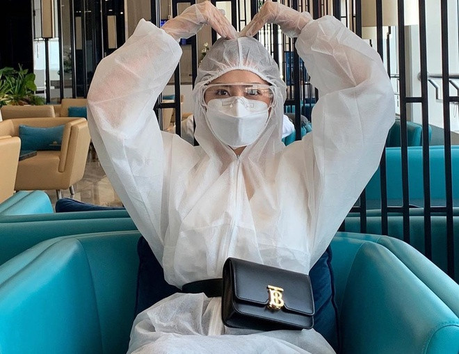 Bên cạnh đó, nhiều sao showbiz cũng cực kỳ "bó cẩn" diện luôn nguyên set đồ bảo hộ ở sân bay như nữ ca sĩ Chi Pu.