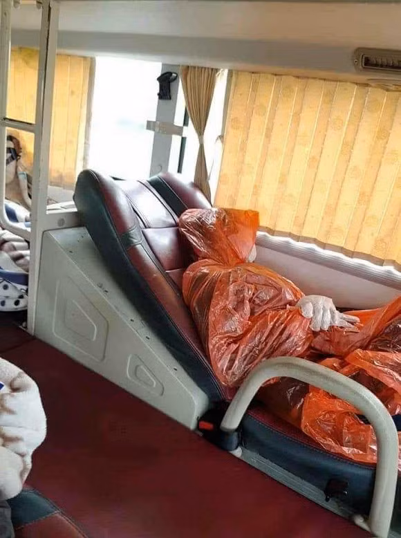 Hay trường hợp một cô gái đi trên xe khách mặc áo mưa, bịt khẩu trang, đeo găng tay để bảo vệ cho chính mình. Hình ảnh này đã nhanh chóng nhận được nhiều lượt like và bình luận trên diễn đàn.