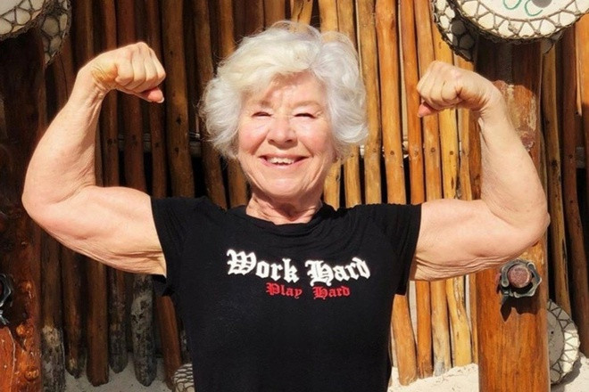 Với thân hình săn chắc ở tuổi 73, cụ bà đã không ngần ngại diện bikini khoe dáng.