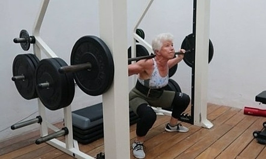 Bà Joan có thể nâng tạ, tập hip thrust với mức cân bằng trọng lượng cơ thể mình trước đây.