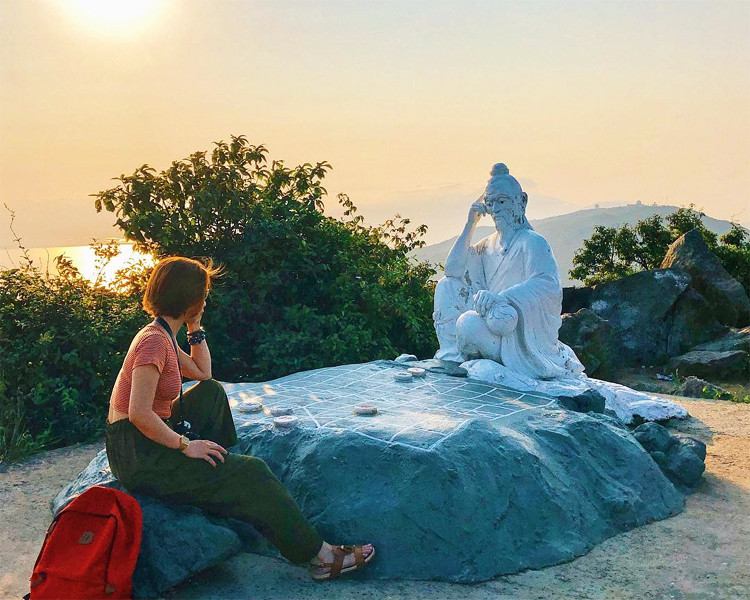 Đỉnh Bàn Cờ là địa điểm du lịch đã quá nổi tiếng đối với người dân Đà Nẵng và du khách gần xa. Địa điểm này nằm trên đỉnh núi Sơn Trà, vì thế lên đây còn được ngắm nhìn mây bay thật mát lạnh.